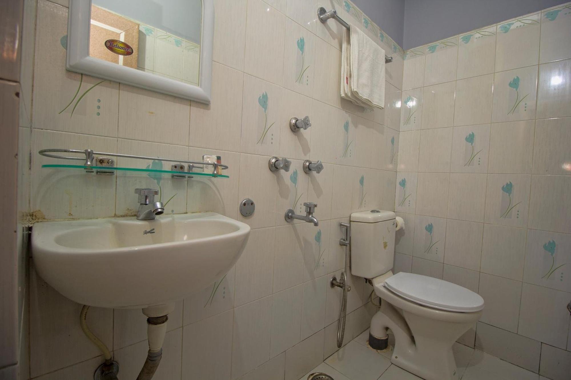 OYO 16041 Hotel Golden Moments Siliguri Buitenkant foto