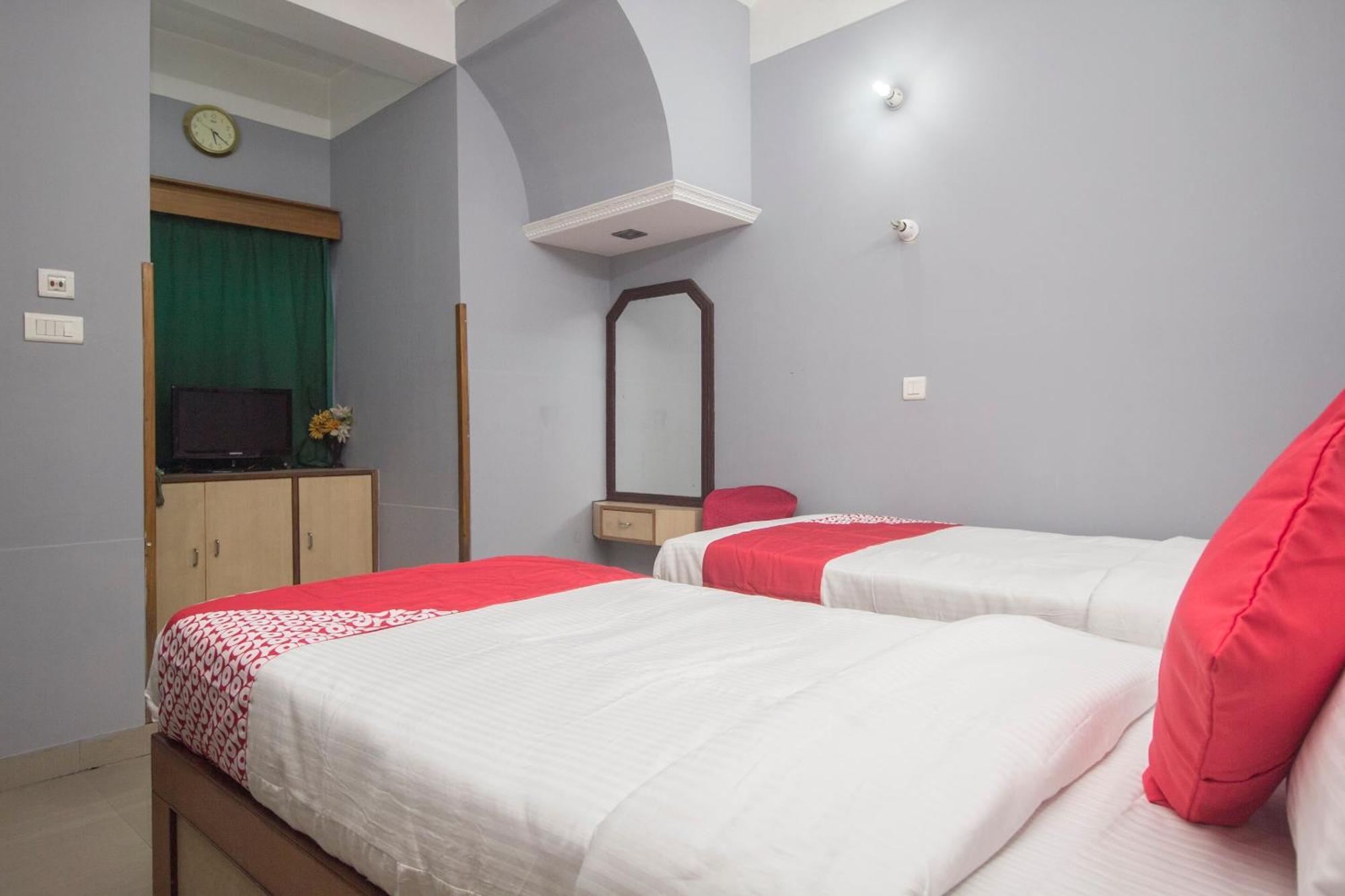 OYO 16041 Hotel Golden Moments Siliguri Buitenkant foto